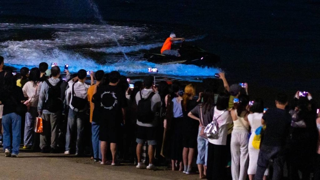 游客在夜间海滩